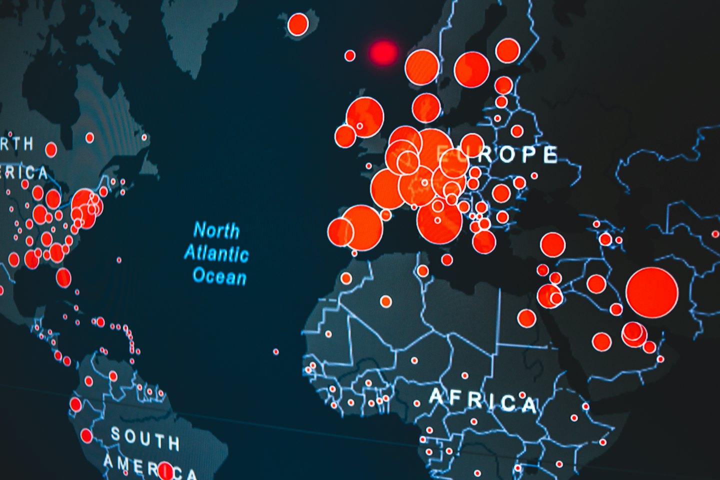 Cyfrowa mapa świata z punktami danych sieci na kontynentach globalnych.